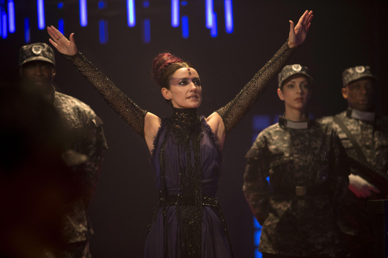 Illustration for article titled These new pictures from Doctor Who's Christmas special are really weird